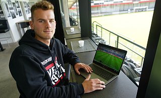 Als Videoanalyst des SC Verl beobachtet Janik Steringer die Spiele des Fußball-Drittligisten, analysiert sie und bespricht das Material dann mit dem Trainerteam. Auf Basis der Analysen kann es zu taktischen Umstellungen kommen. - Christian Geisler