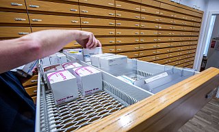 Wie Apotheker im Bünder Land berichten, gibt es noch immer einen großen Mangel an Medikamenten im Kinder- und Erwachsenenbereich. - Symbolbild: Jens Büttner/dpa