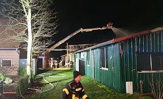 Unterstützt wurde die Rahdener Feuerwehr bei den Löscharbeiten auch durch ihre Kameraden aus Espelkamp. Sie bekämpften die Flammen vom Gelenkmast aus. - Feuerwehr Rahden/Andreas Berg
