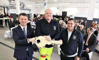 Landrat Michael Stickeln (v. l.), Brakels Rettungswachenleiter Stefan Reitemeier und der Rettungsdienst-Koordinator des Kreises, Manuel Tavares, bei der symbolischen Schlüsselübergabe. - Simone Flörke