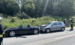 Ein Golf fuhr zunächst auf einen Porsche auf, der dann auf einen BMW geschoben wurde. - Feuerwehr Höxter