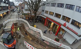 Ein Blick von oben auf die Baustelle mitten in der Innenstadt, wo der Brunnenschacht am Montag entdeckt worden war. - Thomas Kube