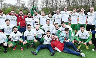 Die zweite Mannschaft des FC Gütersloh feiert die vorzeitige Meisterschaft in der Kreisliga A. - Uwe Caspar