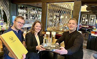Martin, Victoria und Raphael Strunz (v. l.) übernahmen 2016 die Geschäfte im Waldkrug von ihren Eltern Veronika und Klaus. Sie begrüßen die Gäste im frisch renovierten Restaurant. - Jens Reddeker