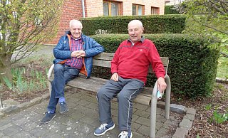Sie sind Freunde geblieben: Der ehemalige Vorsitzende des TuS Volmerdingsen, Karl-Heinz Langeleh (l.), besucht Ex-Trainer Wilfried Steinhauer in Bad Holzhausen. - Dirk Kröger