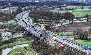 Der Vekehr wird an der Baustelle über den Seitenstreifen geleitet. - Gerald Dunkel