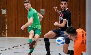 Dornbergs Charley Achtereekte (l.) erzielt in dieser Situation das 1:0 für seinen TuS gegen den SuK Canlar. Am Ende stand es 3:1 für den Landesligisten. - Andreas Zobe