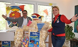 Simon Oekenpöhler und Jennifer Patrzek freuen sich auf ein buntes Kinderfest. Popcorn ist schon paketweise da. - Sigurd Gringel