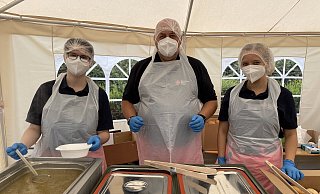 Katharina Kennemann (v. l.), Frank Mäsker, Farina Migura in der Verpflegungsstelle in Ahrweiler. Ferner ist auch Sonja Niemitz im Einsatz. Mehrere Hundert Helfer und Betroffene holen sich hier ihre warme Mahlzeit und ein Lunchpaket ab. - DRK Bünde