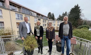 Engagieren sich für die Einführung einer Pflegekammer: Der Landtagsabgeordnete Matthias Goeken (von links), Einrichtungsleiterin Ulrike Roxlau, Pflegedienstleiterin Karin Wiechers und Andreas Fuhrmann vom Verein Jung und alt. - Ralf Mischer