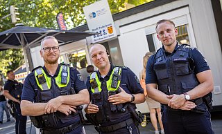 Die Polizeihauptkommissare Wolfgang Kubat (v.l.) und Christian Callies sowie Ordnungsamtsmitarbeiter André Hense sind im Libori-Einsatz. - Niklas Tüns