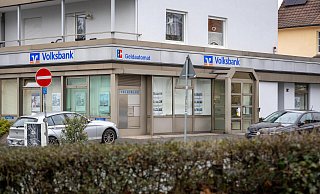 Vor dieser Volksbankfiliale in der Paderborner Winfriedstraße sollen die beiden zwei Männer dem Tankstellen-Mitarbeiter aufgelauert haben. - Niklas Tüns