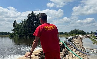 Kräfte von der DLRG Büren unterstützen den Hochwasserschutz im Landkreis Pfaffenhofen an der Ilm. - DLRG