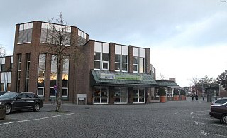 Vor dem Bürgerhaus Espelkamp kam es zu Polizeieinsätzen. - Klaus Frensing