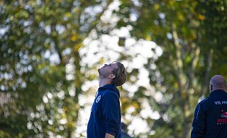 Enttäuscht: Holsens Trainer Maximilian Grove guckt ratlos in den Himmel. Auf die Entscheidung, das Team des VfL aus der Landesliga zurückzuziehen, folgte sein Rücktritt. - Joel Beinke