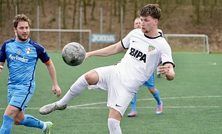 Dornbergs Noah Fritz (r.) bringt den Ball in dieser Szene des OWL-Derbys gegen Herford nach vorn. - Peter Unger