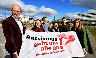 Sozialdezernent Ingo Nürberger (v.l.), Rabiye Polat, Thomas Hellmund, Gülcan Turan, Michael Papendieck, Laura Kramer gehören zum Organisatorennetzwerk. - Peter Unger