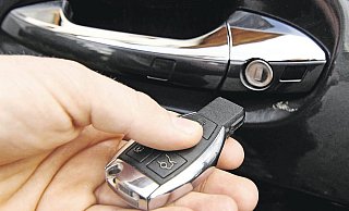 Moderne Autoschlüssel machten Autodieben das Leben leicht. Die komfortable Funktechnik lässt sich überwinden. - dpa