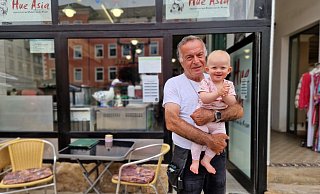 Ibrahim Coban, hier mit Tochter Anna, sucht einen Käufer für sein Restaurant und fühlt sich von der Verwaltung ungerecht behandelt. MT-Foto: - Ilja Regier