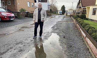 Lothar Terno steht auf der Augustastraße. Der Anwohner fordert, dass die Straße repariert werden soll. - Dirk Windmöller