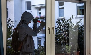 In ein Einfamilienhaus in Bünde wurde eingebrochen. - Symbolbild: Polizei / Jochen Tack