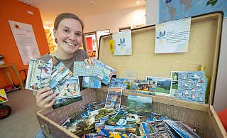 Sozialarbeiterin Anne Köhli (33) präsentiert die eingesendeten Urlaubskarten. - Oliver Krato Sozialarbeiterin Anne Köhli (33) präsentiert die eingesendeten Urlaubskarten. - Oliver Krato