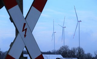 Die Bahntrasse wird zum Hinternis für die Windräder im Steinheimer Becken. Das Kabel zum Umspannwerk kann im Moment nicht verlegt werden. - David Schellenberg