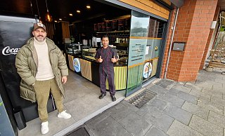 Ferdi Yildirim (l.) und sein Koch Lovepreet Singh freuen sich auf Gäste im neuen Imbiss "Kintaro Sushi". - Uwe Pollmeier
