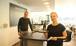 Brakels Allgemeiner Vertreter Peter Frischemeier mit der neuen Hallenbad-Bistropächterin Simone Ellebrecht aus Hembsen. - Burkhard Battran