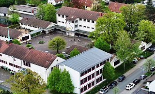 In dem Gebäude, in dem bisher die VHS mit ihren Sprachkursen beheimatet ist (vorne an der Straße), wird die Pflegeschule entstehen. - Gerald Dunkel