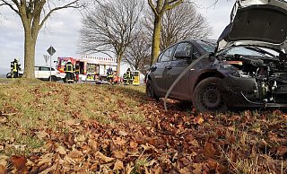 Beim Zusammenstoß zweier Autos in Borchen werden drei Personen verletzt. - Feuerwehr Borchen