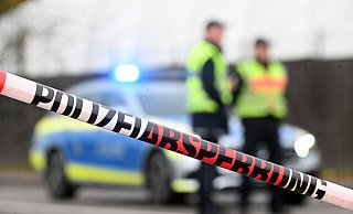 Die Polizei Gütersloh hat den Bereich rund um den Gegenstand am Emssee in Rheda-Wiedenbrück weiträumig abgesperrt. Es war nicht auszuschließen, dass es sich "eventuell um Sprengstoff handelt". - Symbolfoto/picture alliance/dpa