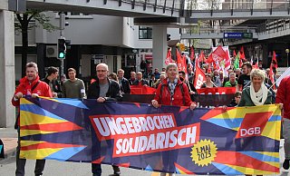 Am 1. Mai wird auch in der Paderborner Innenstadt demonstriert. Vorneweg gehen Konrad Jablonski (Erster Bevollmächtigter der IG Metall Paderborn, v. l.), Ulrich Koch (Vorsitzender des Ortsverbandes Paderborn-Soest der EVG), Walburga Erichsmeier (stellvertretende Verdi-Bezirksgeschäftsführerin OWL) und Sabine Kramm (stellvertretende Bürgermeisterin der Stadt Paderborn). - Viktoria Bartsch