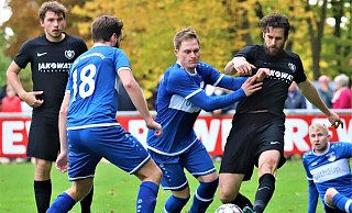 Umkämpftes Derby: Stift Quernheims Manuel Vette bekommt es mit zwei Hiddenhausern zu tun. - Niklas Gessat