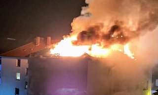 Der Dachstuhl stand kurz nach der Rettung der elf von den Flammen eingeschlossenen Menschen komplett in Flammen. - NW