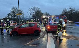Mit zahlreichen Einsatzkräften waren die Rettungskräfte vor Ort. - Feuerwehr