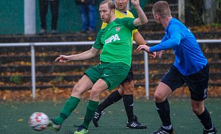 Jannis Bölt (l.) möchte mit seinem TuS Dornberg gegen den SV Heide-Paderborn im Heimspiel drei wichtige Zähler im Kampf um den Klassenerhalt in der Landesliga sammeln. - Andreas Zobe