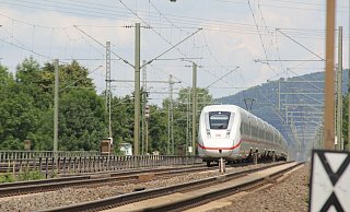 Ein ICE fährt Richtung Bielefeld durch Bad Oeynhausen. Im Hintergrund die Porta Westfalica. - Ulf Hanke