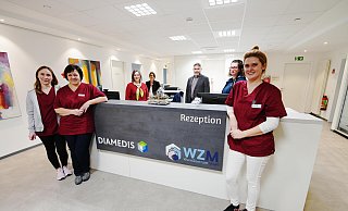 Natalie Görlitz (vorn von links), Galina Spengler und Lea Bröhenhorst sind die drei Expertinnen, die die Patienten im Wundzentrum betreuen und versorgen. Hinter ihnen stehen von links Britta Lehmann (HKA), Annette Hempen (MuM), der Chirurg Esteban Román García und die „Netz-Eva“ des MuM. - Gerald Dunkel