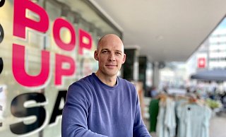 Macoo-Geschäftsführer Dennis Bussian nutzt einen Leerstand in der Niedernstraße als temporären Pop-up-Store für den konzentrierten SSV - heute Final Sale. - Stefan Becker
