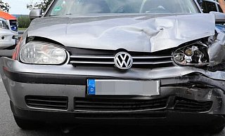 In dem Golf befanden sich die beiden Verletzten. - Polizei