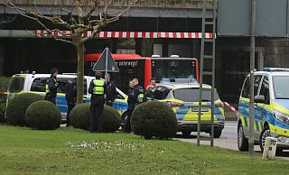 Gegen 5.30 Uhr am Freitagmorgen wurde die Polizei über den Zwischenfall alarmiert. Die rückte mit einem Großaufgebot in der Nähe des Bahnhofs an. - Claus Frickemeier