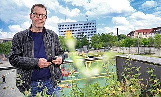 NW-Redakteur Stefan Brams lädt ab dem 4. Juli zu Gesprächen auf dem Balkon des Grünen Würfels über den Kesselbrink ein. - Barbara Franke
