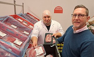 Jörg Nuhn (l.) und Ralf Maunert stehen in dem auf 2 Grad gekühlten Raum, in dem das tagesfrische Sortiment für den neuen Onlinehandel "Metzger Direkt" lagert. - Marion Pokorra-Brockschmidt