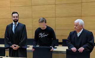 Der angeklagte Espelkamper mit seinen Verteidigern Martin Lindemann (r.) und Ali Mojab (l.) beim Prozessauftakt vor Gericht. - Nils Middelhauve