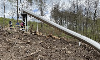 Die neue Hangrutsche windet sich 35 Meter lang ins Tal hinab. - Stadt Bad Wünnenberg