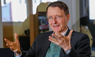 Bundesgesundheitsminister Karl Lauterbach (SPD) erklärt im Interview, dass ihn die zunehmende Gewalt gegen Politiker beunruhigt. - Andreas Zobe