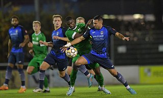 Emre Aydinel, hier im Duell mit Ibrahim Kaba, war in der ersten Halbzeit einziger Stürmer des SC Wiedenbrück. Das Tor zum 1:1 erzielte allerdings Saban Kaptan. Foto: Jens Dünhölter - Jens Dünhölter