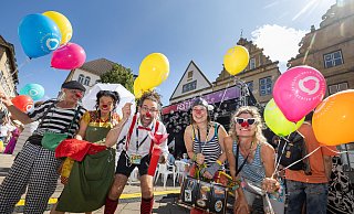 Buntes Programm bis in die Nacht hinein: Das Theater feiert seit Mittag rund um den Alten Markt und lädt hier um 20.15 Uhr zur Open-Air-Tanzparty ein. - Oliver Krato