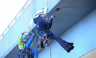 Die Industriekletterer Max Ruploh (l.) und Lennard Wienand schrauben LED-Leuchten unter der Brücke an. - David Schelllenberg